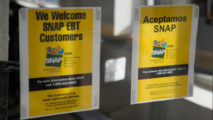 En un mercado se exhibe un letrero que indica que se acepta el Programa de Asistencia Nutricional Suplementaria (SNAP). (Foto de AP/Erin Hooley)