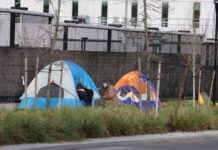 Se evaporan $13 millones de la autoridad de personas sin hogar del condado King Tiendas de campaña con indigentes en el sector de South Lake Union, en la calle Thomas, cerca al Seattle Center — Foto: Latino Herald ™