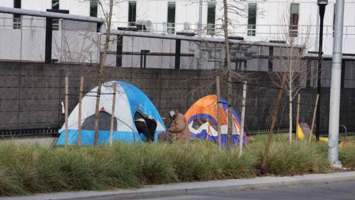 Tiendas de campaña con indigentes en el sector de South Lake Union, en la calle Thomas, cerca al Seattle Center — Foto: Latino Herald ™