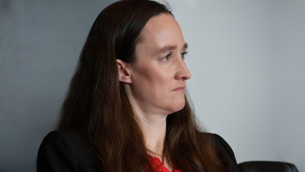 La alcaldesa de Seattle, Katie Wilson, conversa con medios comunitarios del área metropolitana durante un encuentro el 31 de marzo de 2026 — Foto: Latino Herald ™