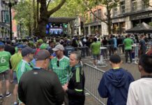 Pioneer Square será zona peatonal durante partidos de la FIFA en Seattle Varias personas se congregaron en Occidental Park, en el corazón del histórico distrito de Pioneer Square. Muchos vestían camisetas del Sounders FC o los colores verde y azul del equipo — Imagen: SDOT