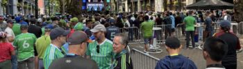 Varias personas se congregaron en Occidental Park, en el corazón del histórico distrito de Pioneer Square. Muchos vestían camisetas del Sounders FC o los colores verde y azul del equipo — Imagen: SDOT