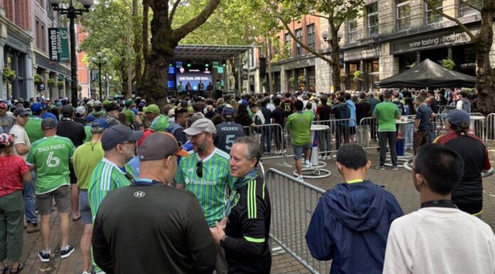 Pioneer Square será zona peatonal durante partidos de la FIFA en Seattle Varias personas se congregaron en Occidental Park, en el corazón del histórico distrito de Pioneer Square. Muchos vestían camisetas del Sounders FC o los colores verde y azul del equipo — Imagen: SDOT