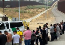 Tribunal declara ilegal la suspensión del asilo en la frontera de Estados Unidos Migrantes en busca de asilo hacen fila a la espera de ser procesados tras cruzar la frontera el 5 de junio de 2024, en San Diego, California. (Foto de AP/Eugene Garcia, Archivo)