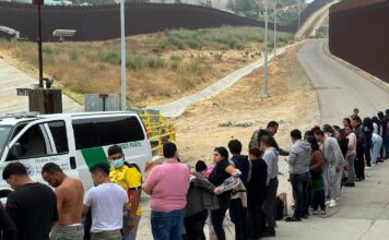 Tribunal declara ilegal la suspensión del asilo en la frontera de Estados Unidos Migrantes en busca de asilo hacen fila a la espera de ser procesados tras cruzar la frontera el 5 de junio de 2024, en San Diego, California. (Foto de AP/Eugene Garcia, Archivo)