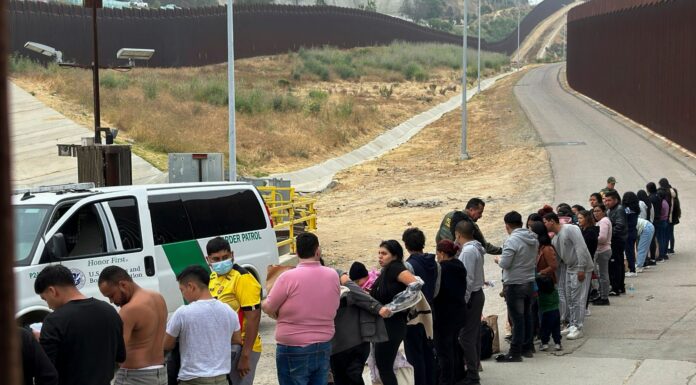 Tribunal declara ilegal la suspensión del asilo en la frontera de Estados Unidos Migrantes en busca de asilo hacen fila a la espera de ser procesados tras cruzar la frontera el 5 de junio de 2024, en San Diego, California. (Foto de AP/Eugene Garcia, Archivo)