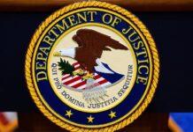 Administración Trump permitirá ejecuciones por pelotón de fusilamiento El logotipo del Departamento de Justicia en un podio, antes de una conferencia de prensa en Washington, D.C., en mayo de 2025. (Foto de AP/JuliaDemaree Nikhinson, archive)