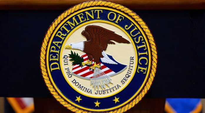 Administración Trump permitirá ejecuciones por pelotón de fusilamiento El logotipo del Departamento de Justicia en un podio, antes de una conferencia de prensa en Washington, D.C., en mayo de 2025. (Foto de AP/JuliaDemaree Nikhinson, archive)