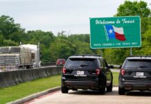 Texas endurece registro vehicular y podría anular trámites sin documentos válidos Dos vehículos de la Patrulla Estatal de Texas aguardan estacionados junto a un letrero de bienvenida en el poblado de Orange, cerca de la frontera con Louisiana.(Foto AP/David J. Phillip)