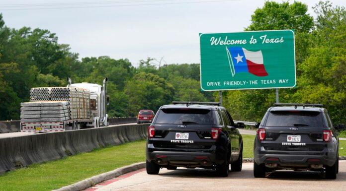 Texas endurece registro vehicular y podría anular trámites sin documentos válidos Dos vehículos de la Patrulla Estatal de Texas aguardan estacionados junto a un letrero de bienvenida en el poblado de Orange, cerca de la frontera con Louisiana.(Foto AP/David J. Phillip)
