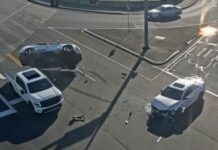 Culpan a conductor ebrio por accidente que volcó una camioneta con niños dentro Imagen de una camioneta SUV que salió disparada en un accidente cerca del Alderwood Mall, con presencia de equipos de emergencia en el lugar.