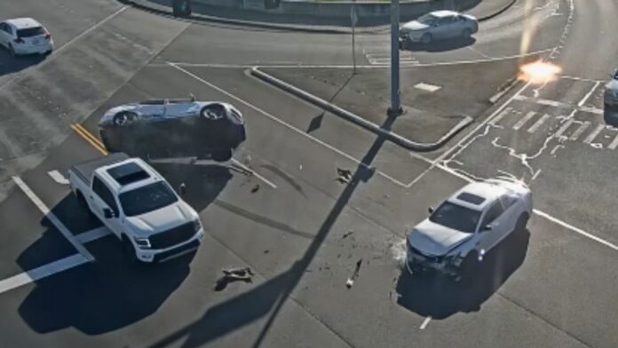 Imagen de una camioneta SUV que salió disparada en un accidente cerca del Alderwood Mall, con presencia de equipos de emergencia en el lugar.