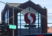 Fiscal general de WA demanda a Safeway por precios engañosos en ofertas 2×1 Letrero del supermercado Safeway en la esquina de 15th Ave NW y NW 85th St, en el límite del vecindario de Ballard, en Seattle — Foto: Latino Herald ™