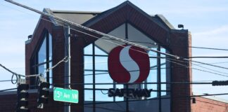 Fiacal general de WA demanda a Safeway por precios engañosos en ofertas 2×1 Letrero del supermercado Safeway en la esquina de 15th Ave NW y NW 85th St, en el límite del vecindario de Ballard, en Seattle — Foto: Latino Herald ™