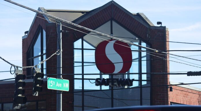 Fiscal general de WA demanda a Safeway por precios engañosos en ofertas 2×1 Letrero del supermercado Safeway en la esquina de 15th Ave NW y NW 85th St, en el límite del vecindario de Ballard, en Seattle — Foto: Latino Herald ™