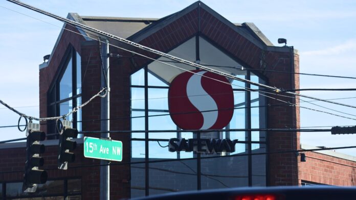 Letrero del supermercado Safeway en la esquina de 15th Ave NW y NW 85th St, en el límite del vecindario de Ballard, en Seattle — Foto: Latino Herald ™