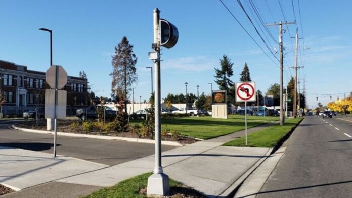 Cámara de velocidad en intersección cercana a escuela en Redmond