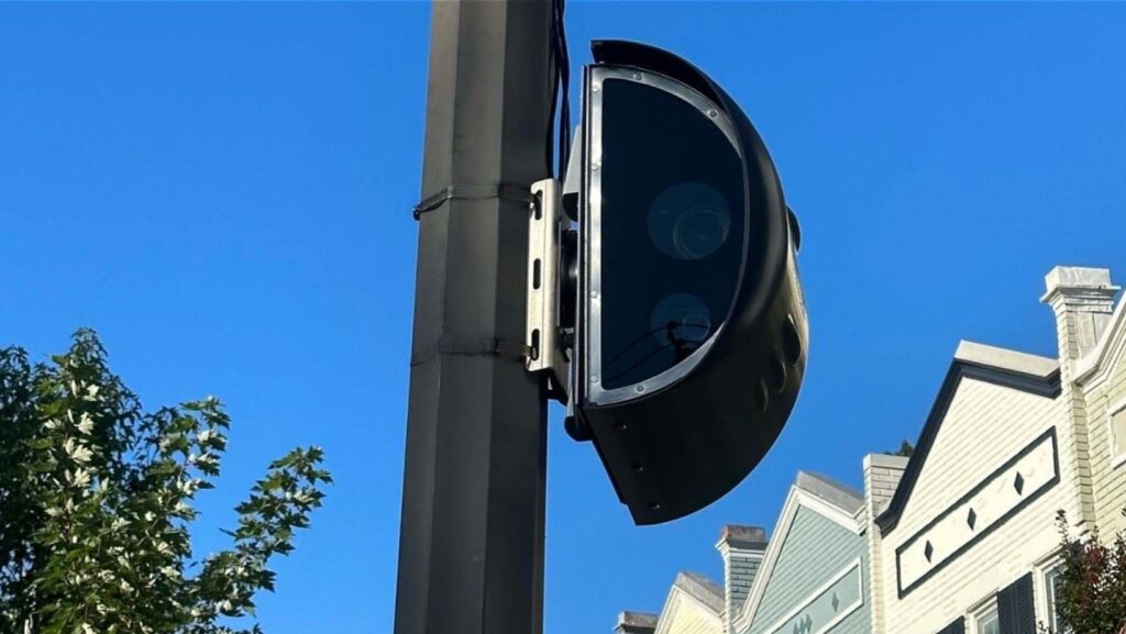 Cámara de velocidad instalada en poste de tráfico en zona escolar de Redmond