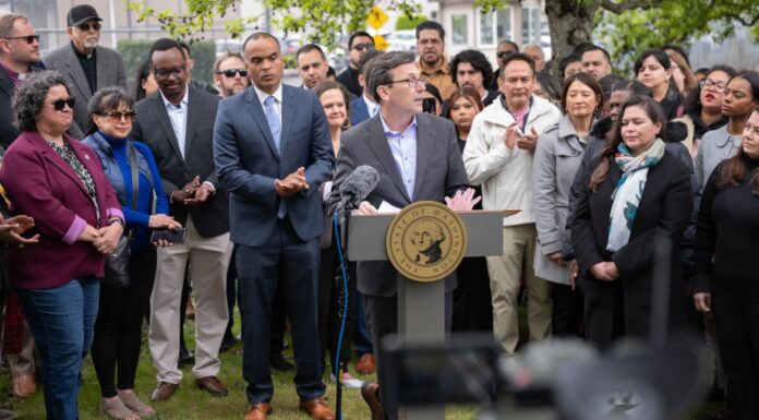 Gobernador Ferguson y fiscal Brown buscan orden judicial para poder inspeccionar centro de ICE en Tacoma Bob Ferguson y el fiscal general Nick Brown anuncian una solicitud de orden judicial para permitir inspecciones sanitarias en el centro de procesamiento de ICE del Noroeste.