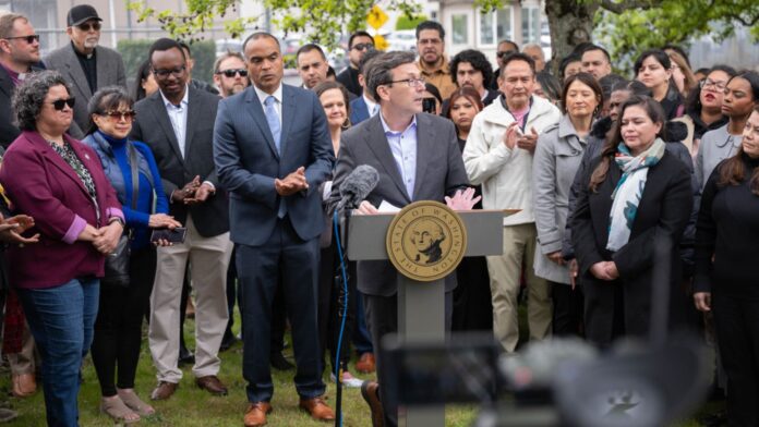 Bob Ferguson y el fiscal general Nick Brown anuncian una solicitud de orden judicial para permitir inspecciones sanitarias en el centro de procesamiento de ICE del Noroeste.