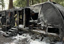 Incendio de un tráiler en Lake Stevens movilizó a bomberos tras fuerte explosión Estado del tráiler luego del incendio — Imagen: Cuerpo regional de bomberos y rescate de Snohomish