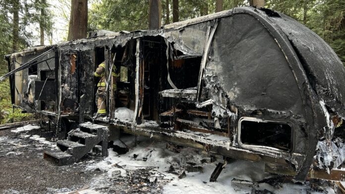 Estado del tráiler luego del incendio — Imagen: Cuerpo regional de bomberos y rescate de Snohomish