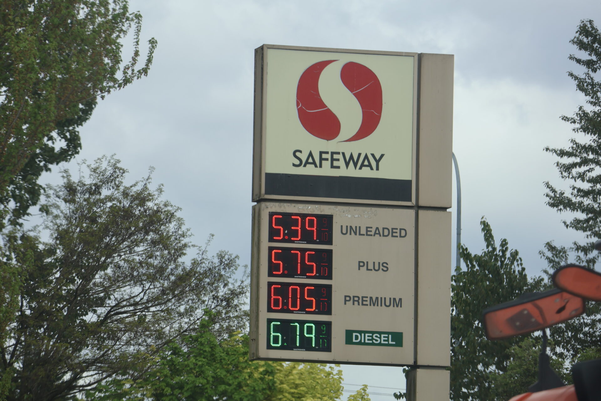 Letrero de una gasolinera Safeway con precios por galón de $5.39 para gasolina regular, $5.75 para Plus, $6.05 para Premium y $6.79 para diésel.