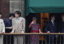 BTS visitó el Palacio Presidencial de México Integrantes de BTS y Claudia Sheinbaum saludan desde un balcón del Palacio Nacional ante miles de fans reunidos en el Zócalo de Ciudad de México.