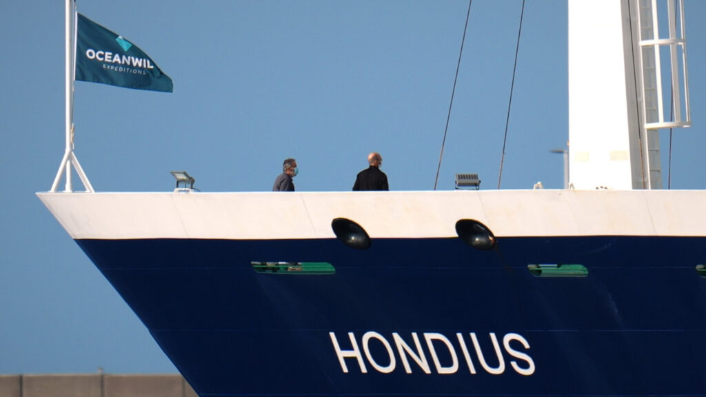 Pasajeros en la cubierta del crucero MV Hondius a su llegada en el puerto de Granadilla en Tenerife, Islas Canarias, España, el domingo 10 de mayo de 2026. (AP Foto/Manu Fernandez)