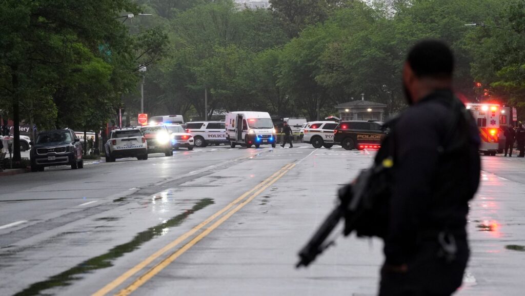 La policía y miembros del Servicio Secreto bloquean las calles alrededor de la Casa Blanca el sábado 23 de mayo de 2026 en Washington. (AP Foto/Alex Brandon)