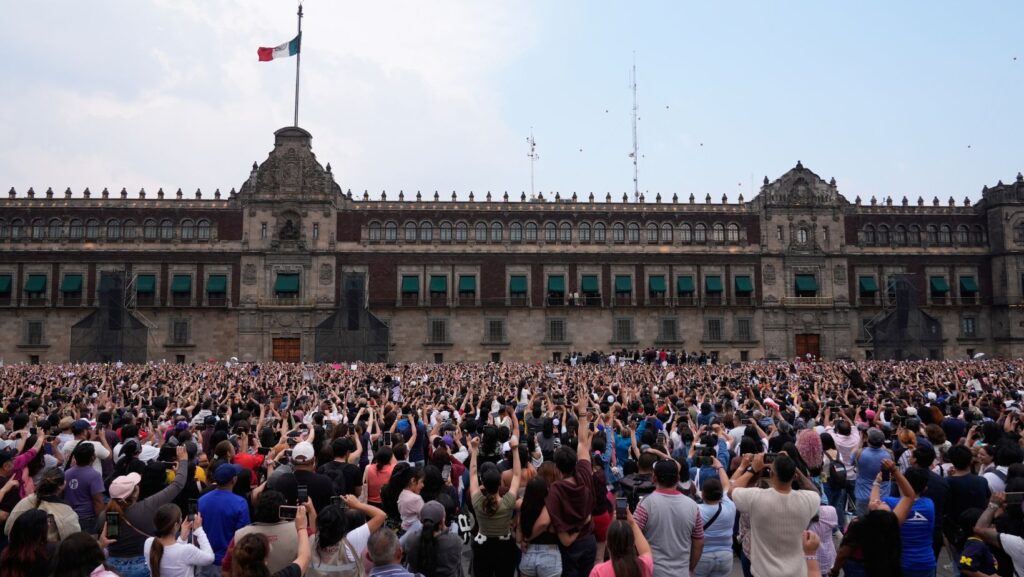 Miles de seguidores de BTS llenan el Zócalo capitalino tras la aparición sorpresa de la banda surcoreana en el Palacio Nacional.
