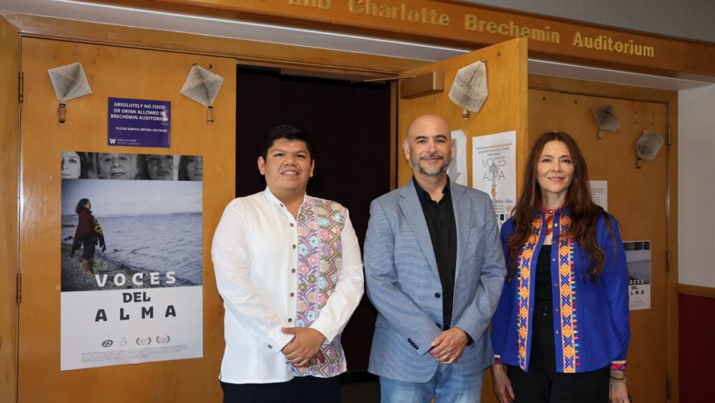 Daniel Agis Eslava posa junto al cónsul de México en Seattle Víctor Hugo López Ortega y la doctora Julieta Altamirano Crosby durante el Festival Internacional de Poesía Voces del Alma en la Universidad de Washington. Foto: Latino Herald™.