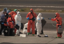 Washington monitorea casos relacionados con dos tipos de hantavirus Pasajeros son rociados con desinfectante por funcionarios del gobierno español antes de abordar un avión después de desembarcar del crucero MV Hondius afectado por el hantavirus en el aeropuerto de Tenerife en las Islas Canarias, España