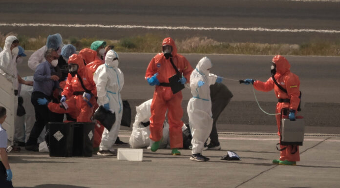 Washington monitorea casos relacionados con dos tipos de hantavirus Pasajeros son rociados con desinfectante por funcionarios del gobierno español antes de abordar un avión después de desembarcar del crucero MV Hondius afectado por el hantavirus en el aeropuerto de Tenerife en las Islas Canarias, España
