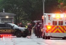 Sospechoso muere en tiroteo en puesto de seguridad de la Casa Blanca, dice Servicio Secreto de EEUU Policías y miembros del Servicio Secreto cerca de un camión de servicios de emergencia tras bloquear las calles que rodean la Casa Blanca, el sábado 23 de mayo de 2026, en Washington. (AP Foto/Alex Brandon)