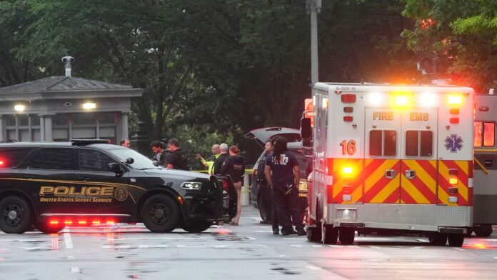 Policías y miembros del Servicio Secreto cerca de un camión de servicios de emergencia tras bloquear las calles que rodean la Casa Blanca, el sábado 23 de mayo de 2026, en Washington. (AP Foto/Alex Brandon)