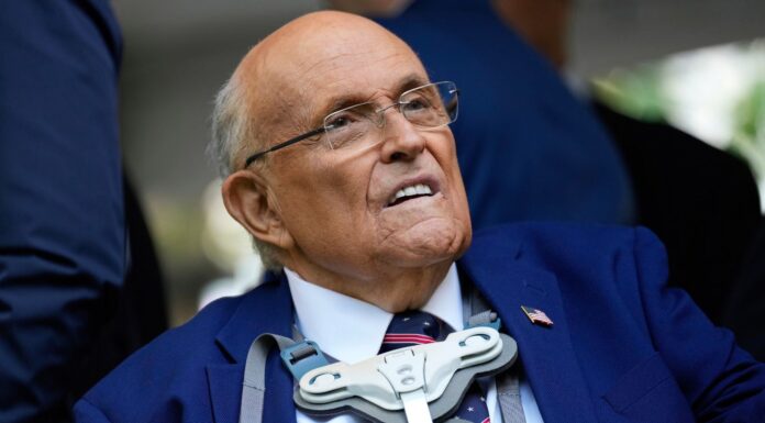 Rudolph Giuliani, ex-asesor del presidente Donald Trump, se encuentra hospitalizado en estado crítico Rudolph Giuliani participa en una ceremonia del aniversario del 11 de septiembre en Nueva York en 2025, durante un acto conmemorativo de los atentados terroristas.