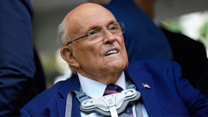 Rudolph Giuliani participa en una ceremonia del aniversario del 11 de septiembre en Nueva York en 2025, durante un acto conmemorativo de los atentados terroristas.