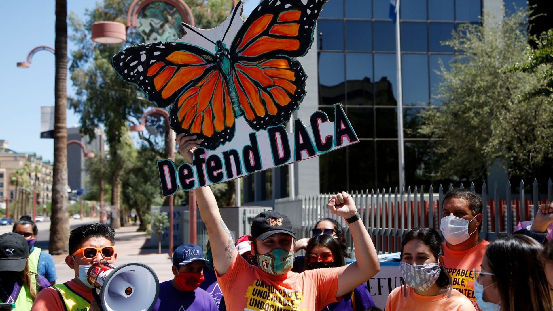 Manifestantes se reúnen frente al edificio del Servicio de Inmigración y Control de Aduanas de Estados Unidos (ICE) en Phoenix mientras sostienen una protesta en defensa de DACA, luego de que la Corte Suprema determinara que la administración Trump no terminó legalmente el programa que protege a inmigrantes que llegaron al país cuando eran niños. Foto: AP/Ross D. Franklin.
