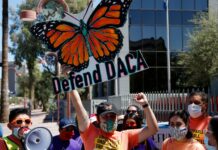 Retrasos en renovaciones de DACA generan preocupación entre beneficiarios Manifestantes se reúnen frente al edificio del Servicio de Inmigración y Control de Aduanas de Estados Unidos (ICE) en Phoenix mientras sostienen una protesta en defensa de DACA, luego de que la Corte Suprema determinara que la administración Trump no terminó legalmente el programa que protege a inmigrantes que llegaron al país cuando eran niños. Foto: AP/Ross D. Franklin.