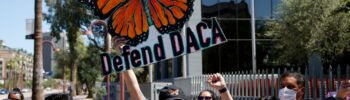 Manifestantes se reúnen frente al edificio del Servicio de Inmigración y Control de Aduanas de Estados Unidos (ICE) en Phoenix mientras sostienen una protesta en defensa de DACA, luego de que la Corte Suprema determinara que la administración Trump no terminó legalmente el programa que protege a inmigrantes que llegaron al país cuando eran niños. Foto: AP/Ross D. Franklin.