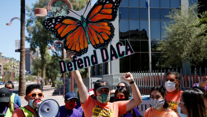 Manifestantes se reúnen frente al edificio del Servicio de Inmigración y Control de Aduanas de Estados Unidos (ICE) en Phoenix mientras sostienen una protesta en defensa de DACA, luego de que la Corte Suprema determinara que la administración Trump no terminó legalmente el programa que protege a inmigrantes que llegaron al país cuando eran niños. Foto: AP/Ross D. Franklin.