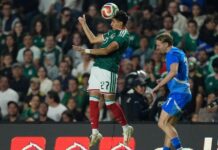 México adelanta el fin del ciclo escolar para junio por ola de calor y el Mundial de fútbol Richard Ledezma, de la selección de México, disputa un balón en alto con Helgi Gudjonsson, de Islandia, durante un partido amistoso