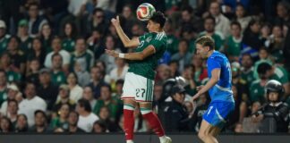 México adelanta el fin del ciclo escolar para junio por ola de calor y el Mundial de fútbol Richard Ledezma, de la selección de México, disputa un balón en alto con Helgi Gudjonsson, de Islandia, durante un partido amistoso