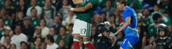 Richard Ledezma, de la selección de México, disputa un balón en alto con Helgi Gudjonsson, de Islandia, durante un partido amistoso