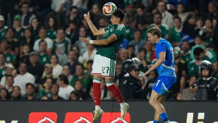 Foto AP Selección mexicana Richard Ledezma, de la selección de México, disputa un balón en alto con Helgi Gudjonsson, de Islandia, durante un partido amistoso