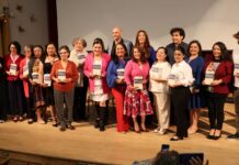 Festival “Voces del Alma” celebra poesía y comunidad latina en Seattle Participantes del libro Se escribe en español: antología poética posan juntos durante el Festival Internacional de Poesía Voces del Alma en la Universidad de Washington. En la imagen aparecen los poetas de la antología junto a la doctora Julieta Altamirano Crosby, el cónsul de México en Seattle Víctor Hugo López Ortega, Blanca Vázquez y Francisco Robles. Foto: Latino Herald™.