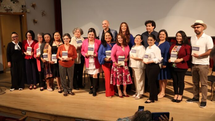 Participantes del libro Se escribe en español: antología poética posan juntos durante el Festival Internacional de Poesía Voces del Alma en la Universidad de Washington. En la imagen aparecen los poetas de la antología junto a la doctora Julieta Altamirano Crosby, el cónsul de México en Seattle Víctor Hugo López Ortega, Blanca Vázquez y Francisco Robles. Foto: Latino Herald™.