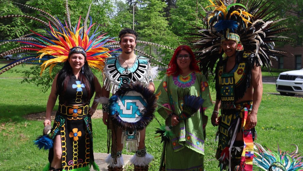 Integrantes del grupo de Danza Azteca Yolihuani posan con vestimenta tradicional durante el Festival Internacional de Poesía Voces del Alma en Seattle. Foto: Latino Herald™.