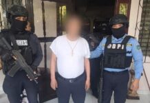 Honduras: arrestan a exalcalde señalado como autor intelectual de crimen de ambientalista Dos agentes de la DPI custodian a un hombre detenido durante un operativo relacionado con la investigación por el asesinato del ambientalista Juan López en Honduras.